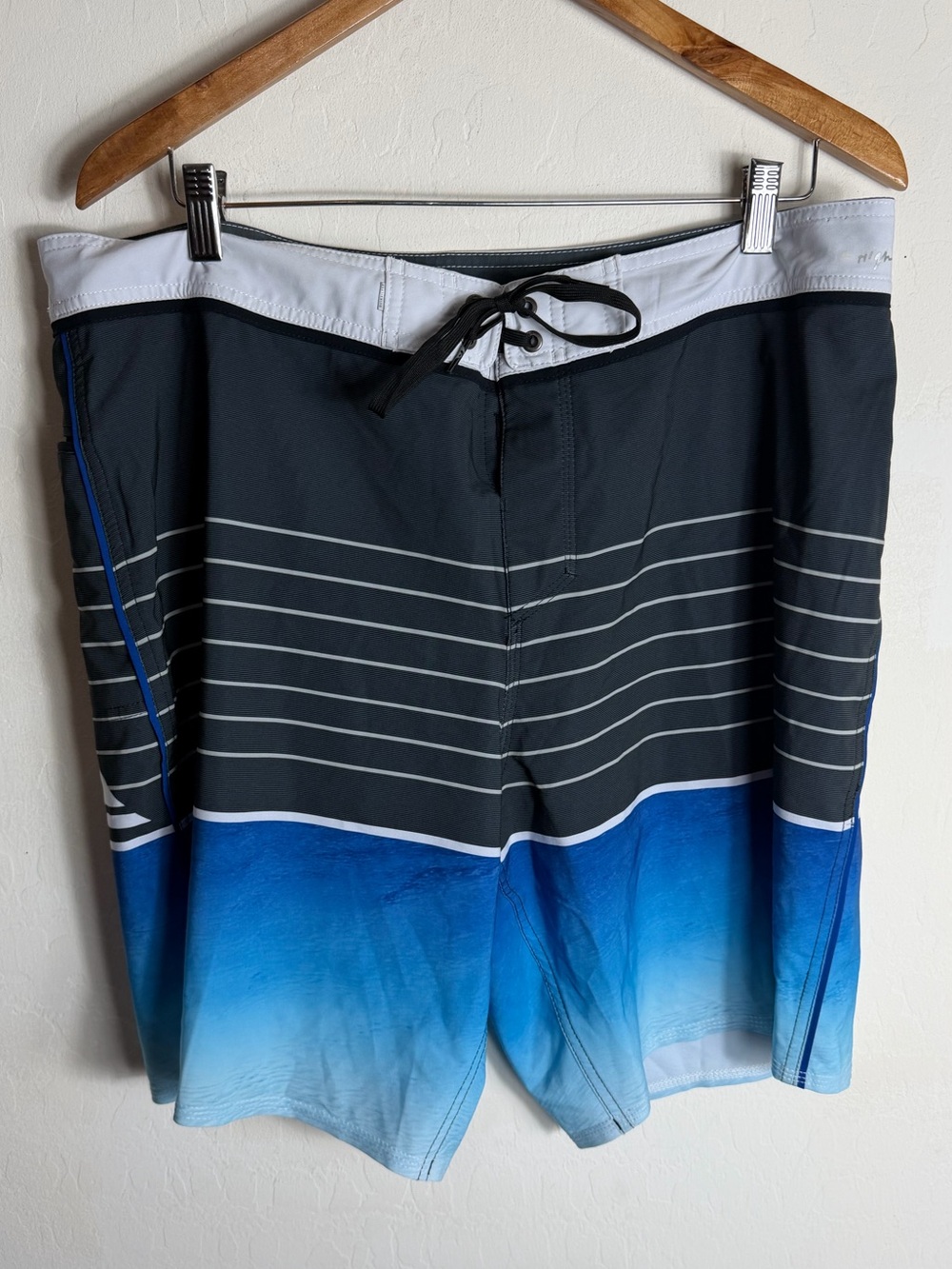 Quiksilver Black, White & Blue Ombre Stripe Men's Boardshorts size 36
